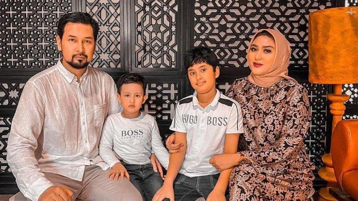 Hikmal Abrar bersama istri dan dua anaknya.