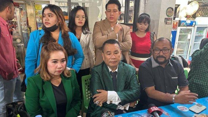 Hotman Paris Hutapea dalam konferensi pers meminta penyidik Pomdam Jaya menerapkan Pasal 340 KUHPidana tentang pembunuhan berencana untuk menjerat pelaku pembunuhan terhadap Imam Masykur (25) warga Aceh di Jakarta, Selasa (5/9/2023).
