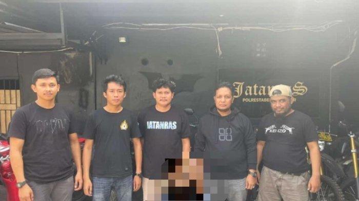 Terduga pelaku tindak pidana penculikan dan atau persetubuhan anak dibawah umur (duduk) diamankan tim Reserse Mobile (Resmob) Polresta Mamuju, di Kecamatan Mamajang Kodya, Makassar, Selasa (23/5/2023)