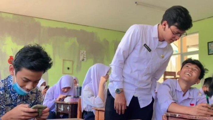 Husein Ali Rafsanjani saat mengjara sebagai guru di Pangandaran