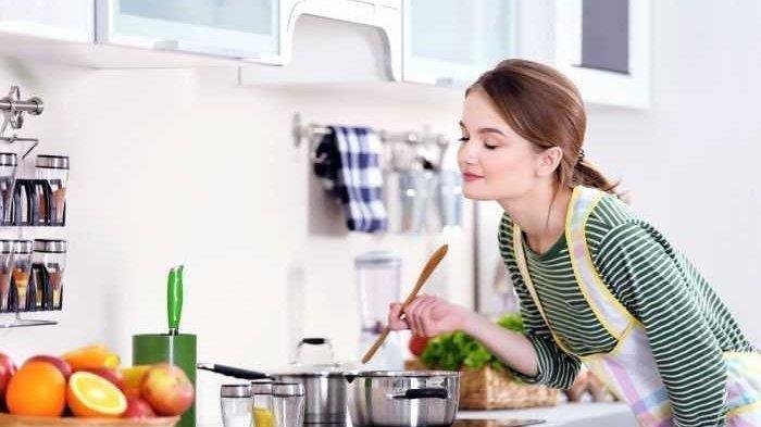 Ilustrasi mencicipi masakan.