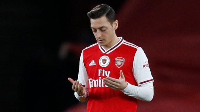 Gelandang Arsenal Mesut Ozil memberi isyarat sebelum kick off dalam pertandingan sepak bola Liga Premier Inggris antara Arsenal dan Manchester City di Stadion Emirates di London pada 15 Desember 2019.