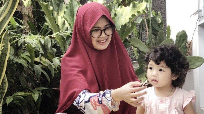 Ibu yang sayang dengan anak, ia merawat putrinya dengan penuh kasih sayang dan tak jarang ia menyuapi putrinya itu