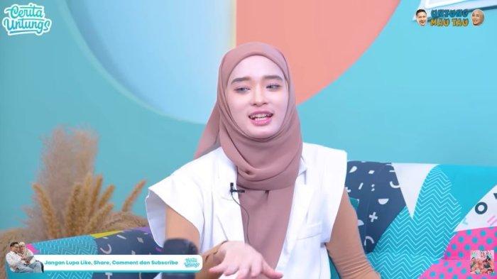 Inara Rusli saat menjadi bintang tamu di kanal YouTube CERITA UNTUNGS. Inara mengungkap pilihannya untuk tidak menceritakan masalah rumah tangga kepada anak-anaknya.