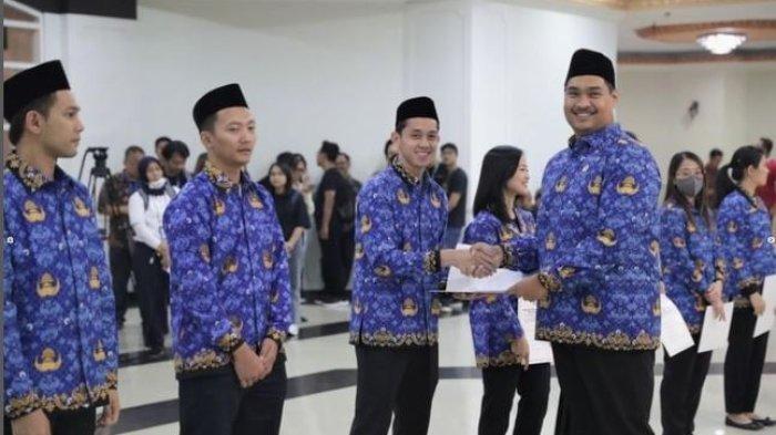 Sebanyak 27 atlet resmi dilantik pemerintah sebagai Pegawai Negeri Sipil (PNS) yang baru.