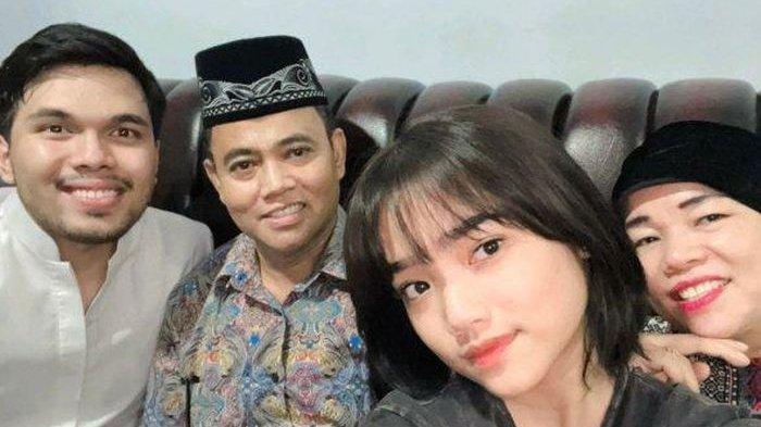 Thariq Halilintar berfoto bersama dengan Fuju dan orangtuanya