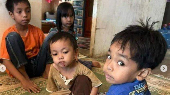 Potret empat anak kecil yang viral pandangi jenazah ibunya.