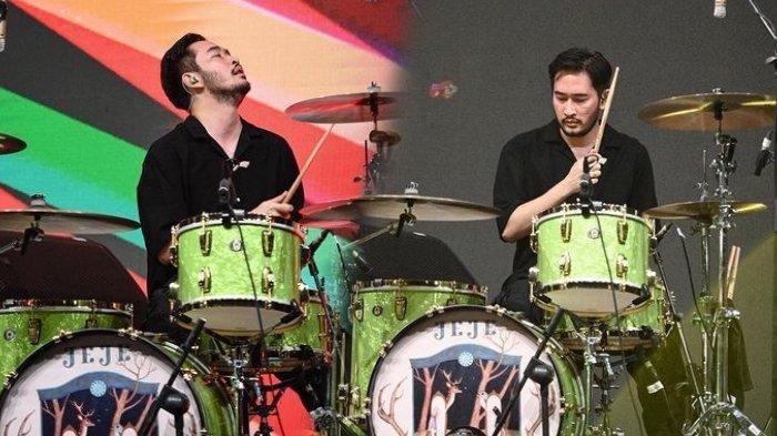 Jeje Govinda saat main drum di atas panggung. Jeje Govinda ngaku baik-baik saja dan akan buka suara? teman band ungkap kondisi suami Syahnaz