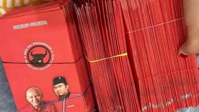 Marbot membagikan amplop merah milik Plt Ketua Dewan Pimpinan Daerah (DPD) PDIP Jawa Timur (Jatim) Said Abdullah dan Ketua DPC PDIP Sumenep, Ahmad Fauzi.