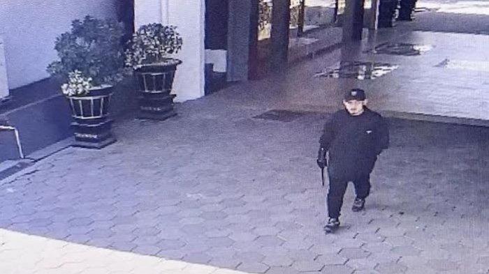 Pria misterius datangi Kantor Bupati Sukoharjo sambil membawa samurai pada Selasa (5/9/2023). 
Viral Pria Naik Pajero Bawa Katana Semeter Cari Megawati, Ngaku Bermimpi dan Mau Beri Wasiat