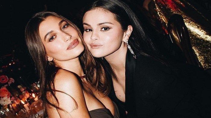 Selena Gomez dan Hailey Beiber foto bareng untuk pertama kalinya.