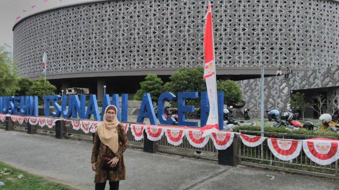 Irdawati berpose di Depan gedung Museum Tsunami Aceh, disela-sela kegiatan PP pada 4-6 Agustus 2017