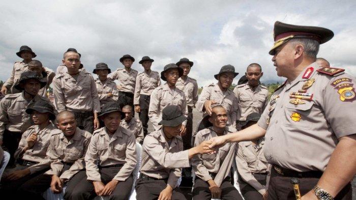 Dalam foto yang diambil pada 20 Desember 2011 ini, Kapolda Aceh, Irjen Iskandar Hasan (kanan) berjabat tangan dengan kelompok punk Indonesia yang ditahan dalam sebuah upacara saat mereka menjalani 