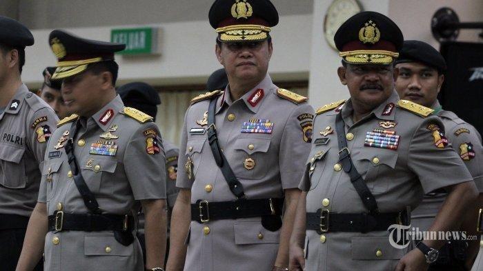 Kapolda Kalimantan Timur yang lama, Irjen Pol Dicky D Atotoy (tengah) mengikuti upacara serah terima jabatan dengan pejabat baru, Irjen Pol Andayono (kanan) di Gedung Rupatama Mabes Polri, Jakarta Selatan beberapa waktu lalu pada Januari 2015.