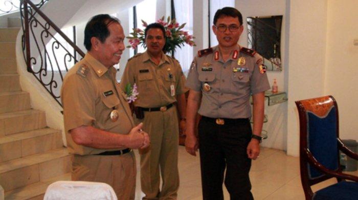 Irjen. Pol. (Purn.) Drs. Hengkie Kaluara (kanan).