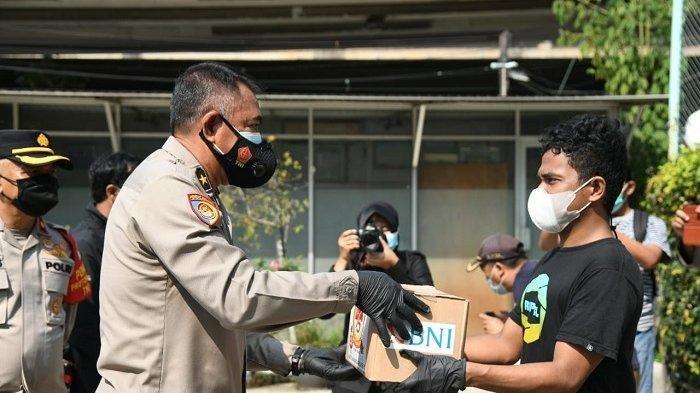 Kepala Biro Reformasi Birokrasi Polri Asisten Kapolri bidang Perencanaan dan Anggaran (Srena) Brigjen Pol I Wayan Sunartha menyerahkan bantuan kepada mahasiswa asal Indonesia Timur jelang HUT Bhayangkara, Selasa (29/6/2021).