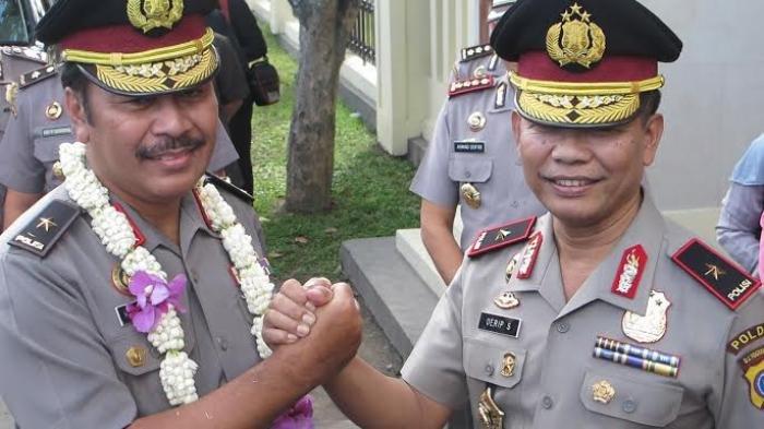 Sertijab Kapolda DIY Brigjen Pol Haka Astanam Madya (kiri) berjabattangan kepada Brigjen Pol Oerip Subagyo (kanan) usai Sertijab Kapolda pada 2014.