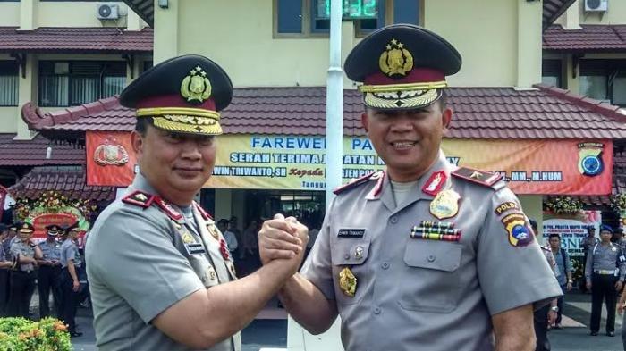 Serah terima jabatan pejabat sebelumnya Brigjen Pol Erwin Triwanto akan menjabat posisi Kapolda Kalimantan Selatan, sedangkan posisi Kapolda DIY anyar akan diemban oleh Prasta Wahyu Hidayat (kiri) yang kala itu masih berpangkat Brigjen.