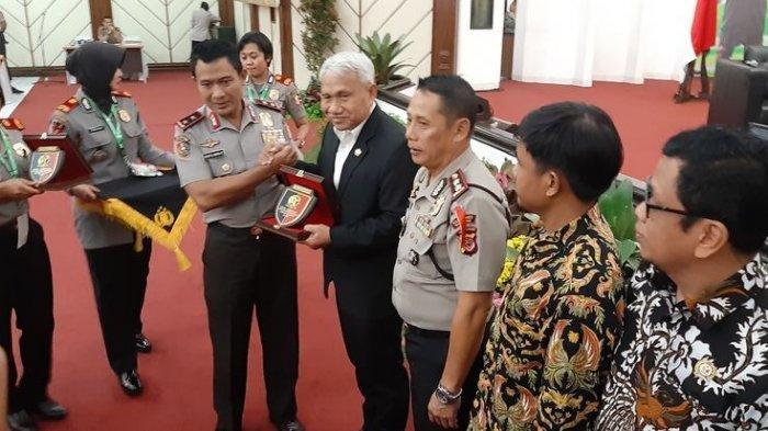 Kasespim Polri, Irjen Pol Wahyu Indra Pramugari saat memberikan cinderamata kepada Gubernur IPDN, Prof Ermaya Suryadinata, saat seminar sekolah pasis sespimma 60, di Lembang, Kamis (6/12/2018).