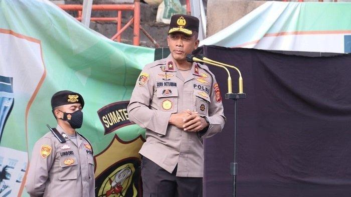 Irjen. Pol. Rudi Setiawan (kanan) ketika masih menjabat sebagai Wakapolda Sumsel dan memimpin Apel Pagi di Mapolda Sumsel, Senin (6/12/2021)