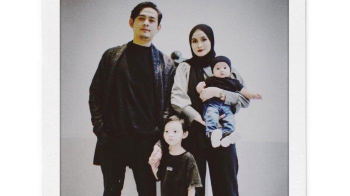 Isel Fricella bersama suami dan dua anaknya.