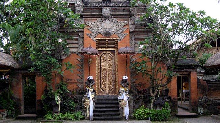 Pintu gerbang (Kori Agung) Istana Kerajaan Ubud.