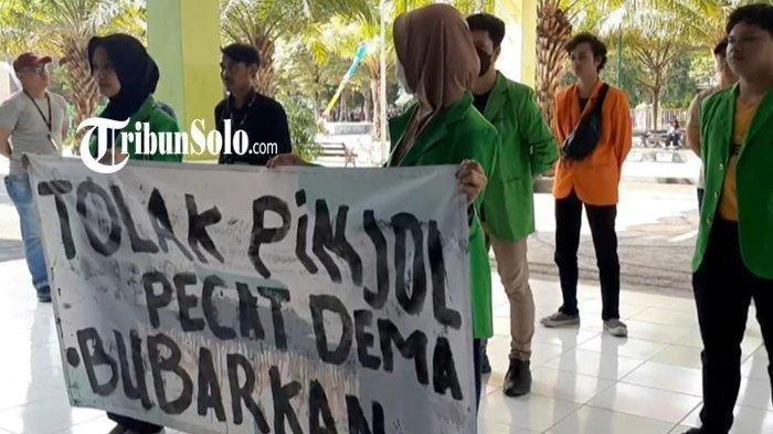 Dewan Mahasiswa (DEMA) UIN Raden Mas Said Surakarta didesak mundur oleh Aliansi Mahasiswa Independen. Hal ini terkait ospek yang wajib mendaftar pinjol.