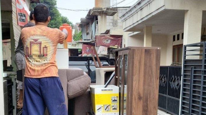 Barang bukti furniture dan perlengkapan rumah tangga milik tersangka kasus penipuan jual beli iPhone, Rihana Rihani, disita Polda Metro Jaya, di Ciputat Timur, Kota Tangerang Selatan, Rabu (5/7/2023).