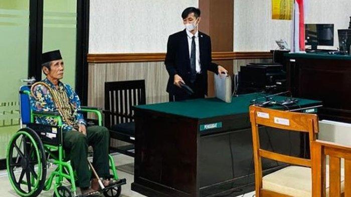 Sueb (79) saat hendak mengikuti sidang praperadilan atas status tersangkanya di Pengadilan Negeri Slawi, Kabupaten Tegal, Kamis (2/1/2023)