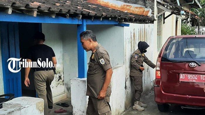 Satpol PP Kabupaten Klaten melakukan razia di Desa Gatak, Kecamatan Delanggu, Klaten pada Senin(8/5/2023). Lokasi tersebut diduga menjadi lokasi prostitusi dengan modus warung.