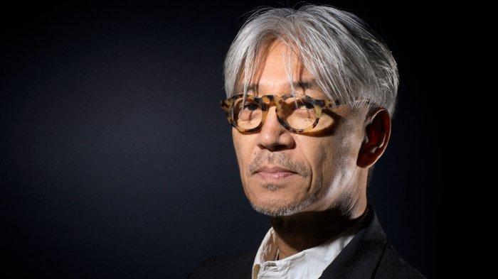 Musisi Jepang, komposer, produser rekaman, pianis, aktivis, penulis, aktor dan penari Ryuichi Sakamoto berpose pada 30 Juni 2016 di Paris.