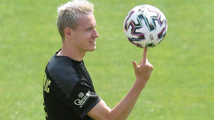 Gelandang Republik Ceko Jakub Jankto mengikuti sesi latihan di Praha pada 16 Juni 2021 selama kompetisi sepak bola UEFA EURO 2020.