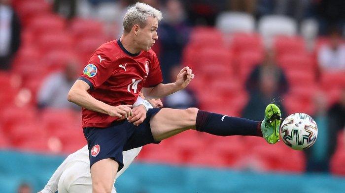 Gelandang Republik Ceko Jakub Jankto memainkan bola pada pertandingan sepak bola Grup D UEFA EURO 2020 antara Republik Ceko dan Inggris di Stadion Wembley di London pada 22 Juni 2021.