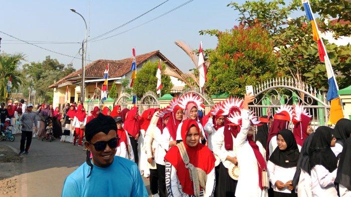 Jalan sehat sekaligus karnaval warga RT 04 Desa Babalan Kidul, Kec. Bojong, Pekalongan, Minggu (20/8/2023).