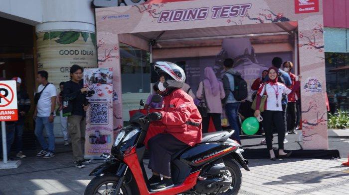 Japanese Fest with BeAT & Genio event yang diadakan oleh Main Dealer Astra Motor Jawa Tengah dengan berkolaborasi bersama dealer motor Honda area Solo sukses digelar di Solo Square Mall pada Sabtu lalu (12/08/23) dengan dihadiri puluhan ribu pengunjung, ribuan wibu, dan ratusan cosplayer.
