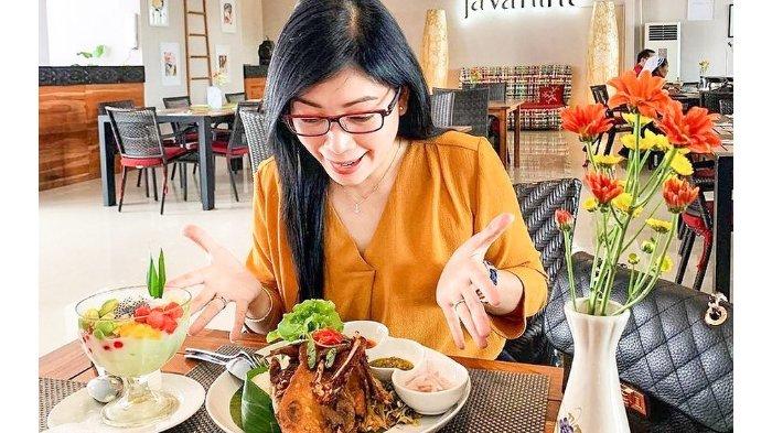 Pengunjung sedang menikmati hidangan di Javanine Resto, Malang, Jawa Timur.