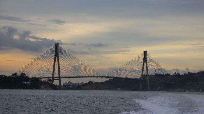 Jembatan Barelang merupakan salah satu ikon Kota Batam, Kepulauan Riau. Tidak sedikit wisman yang berkunjung ke Batam, pasti selalu menyempatkan diri ke jembatan tersebut.