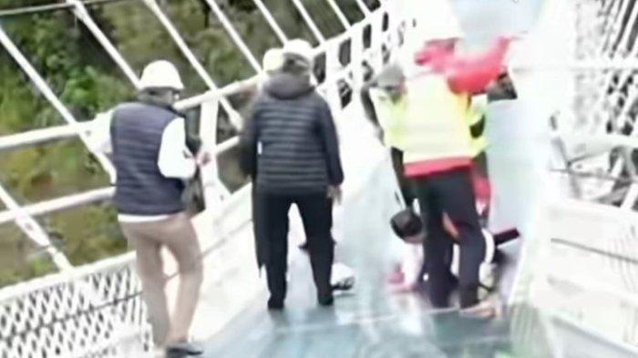 Potongan video viral Gubernur Jatim Khofifah terjatuh saat menjajal jembatan kaca Gunung Bromo.