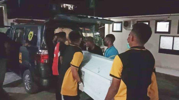 Jenazah Michelle Kurisi Ndoga saat tiba di RS Bhayangkara Jayapura, Papua. Anggota Komisi I DPR RI Christina Aryani sangat menyesalkan dan mengutuk keras, pembunuhan terhadap aktivis perempuan Papua Michelle Kurisi Doga yang diduga dilakukan oleh Kelompok Kriminal Bersenjata (KKB) Papua.