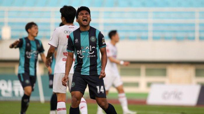 Asnawi Mangkualam bereaksi saat bermain bagi Ansan Greeners di Liga K-League 2 Korea Selatan kontra Bucheon FC 1995 pada Juli 2022. Terkini, Bek kanan timnas Indonesia, Asnawi Mangkualam Bahar, terlihat menjalani tes medis bersama Jeonnam Dragons.