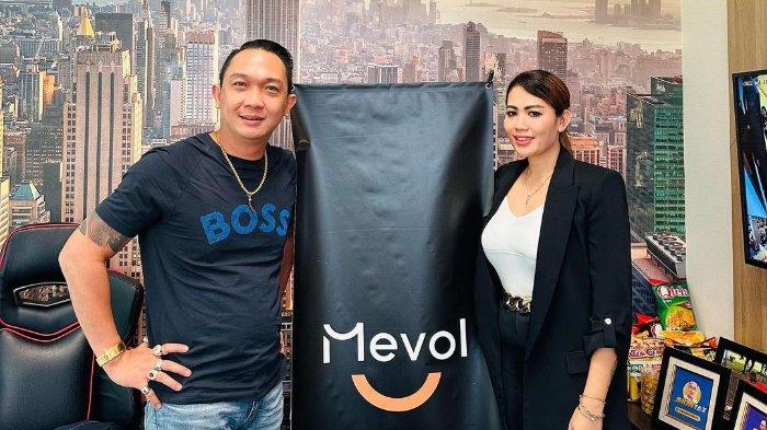 Jhon LBF bersama istri.