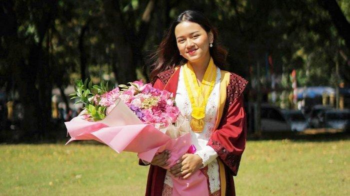 Jian Ayune Sundul Langit, anak Bupati Ponorogo saat mengikuti wisuda di kampusnya.
