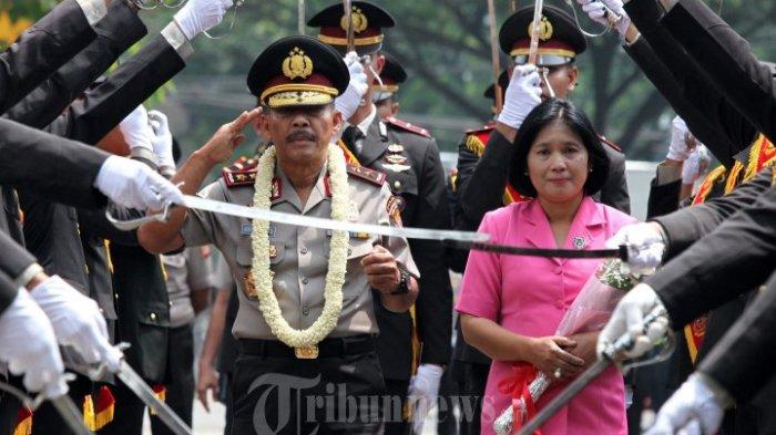 Irjen Pol. Jodie Rooseto bersama istri disambut dengan pedang pora saat tiba di Mapolda Jabar, Jalan Soekarno Hatta, Kota Bandung, Selasa (22/3/2016).