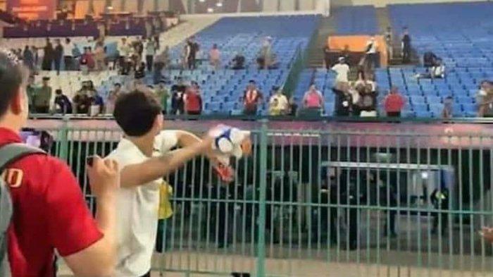 Khemdee terciduk melempar boneka SEA Games dan medali perak yang ia terima