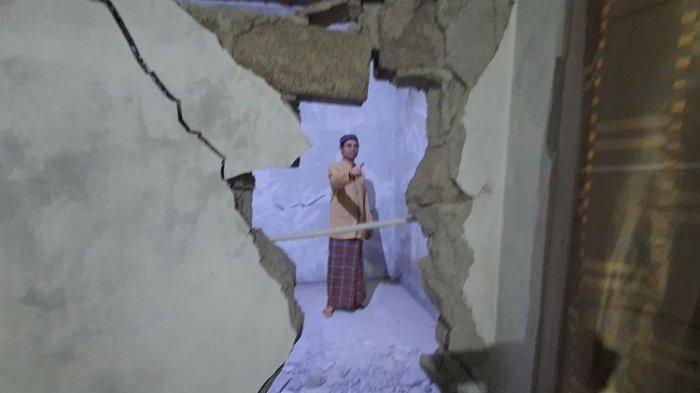 Anang Subardi menunjukkan rumah yang rusak akibat gempa Bantul di Padukuhan Kuwon Kulon, Pacarejo, Semanu, Gunungkidul. Jumat (30/6/2023) malam