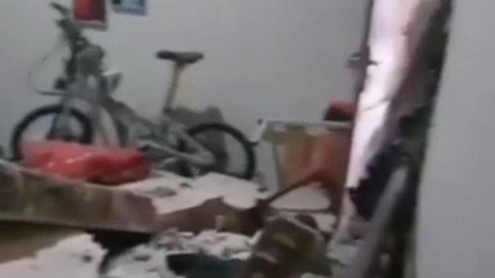 Kondisi kamar kost di Kabupaten Wajo, Sulawesi Selatan yang rusak parah usai ledakan septic tank akibat penghuni kost merokok sambil BAB. Jumat, (7/7/2023).