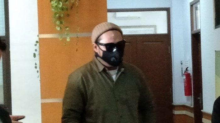 Penyanyi Virgoun saat menunggu untuk masuk ke ruang sidang mediasi perceraiannya dengan Inara Rusli di Pengadilan Agama Jakarta Barat, Rabu (7/6/2023).