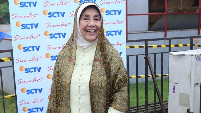 Nani Wijaya berpose disela saat acara meet and greet Sinemart All Stars di Mall Bintaro Exchange, Tangerang Selatan, Senin (20/02/2017). Para pemain sinetron seri Anak Sekolahan, Anak Langit, Orang-Orang Kampung Duku, dan Berkah Cinta akan menyapa penggemarnya .