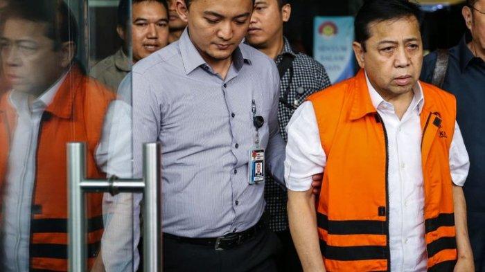Tersangka kasus korupsi KTP elektronik Setya Novanto meninggalkan gedung Komisi Pemberantasan Korupsi (KPK) seusai menjalani pemeriksaan di Kuningan, Jakarta Selatan, Selasa (21/11/2017). Kedatangan Setya Novanto ke KPK untuk menjalani pemeriksaan perdana sebagai tersangka kasus korupsi proyek e-KTP