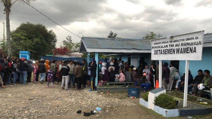 Ribuan warga penuhi pangkalan TNI AU Manuhua Detasemen Wamena.